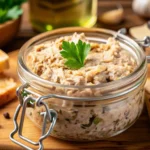 Cretons maison servis avec pain grillé et cornichons sur une table rustique