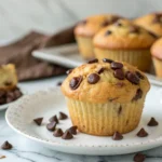Muffin banane chocolat santé en gros plan macro sur fond lumineux