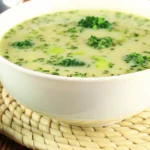 Crème de brocoli maison servie chaude dans un bol