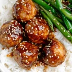 Boulettes de porc haché servies sur du riz avec haricots verts – recette maison rapide et savoureuse.